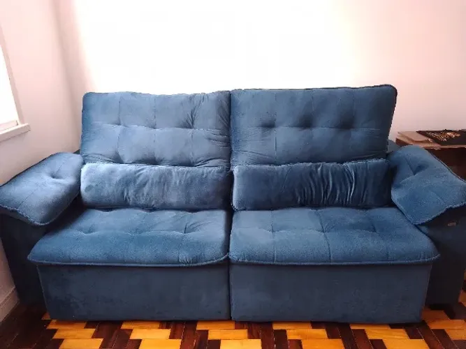 Sofá azul confortável