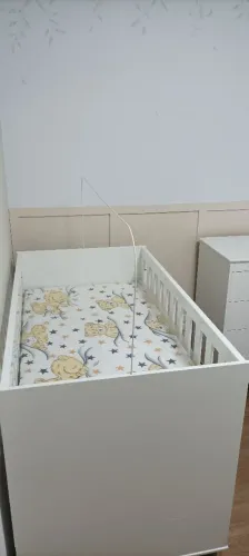 Berço cama com colchão.