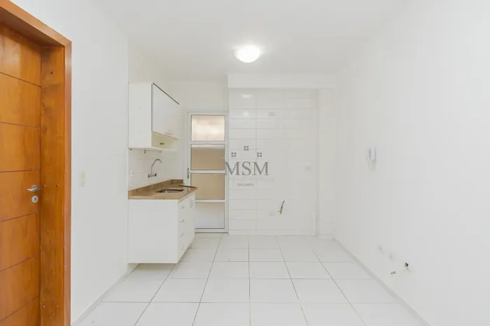 Apartamento térreo com sacada ampla, 1 dormitório e 1 vaga no Hugo Lange/Juvevê!