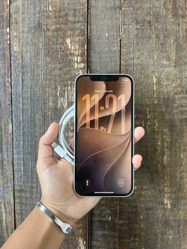iPhone 12, 128GB. Todo original. Bateria em 78%, Face ID ok, com caixa e cabo.