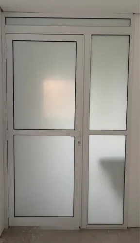 Esquadria com porta de alumínio e vidro nova branca