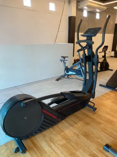 Elíptico Profissional Movement LX140