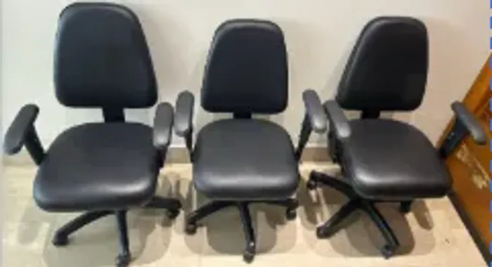 Lote de Cadeiras Executivas Giratórias em Couro Sintético Preto - Usadas