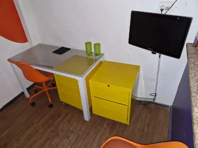 Conjunto de Escritório Escrivaninha de Vidro Cadeiras e Gaveteiros