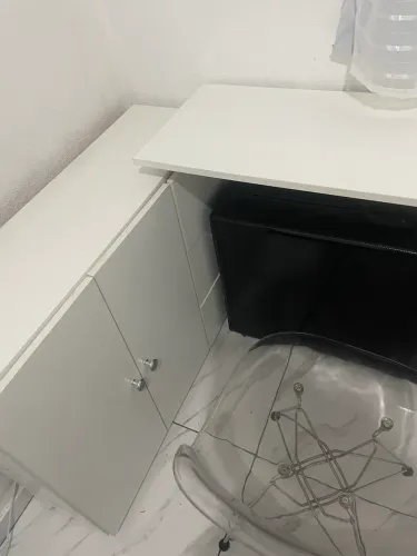 Vendo Mesa com 3 gavetas e uma cadeira