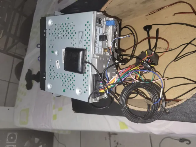 Vendo caixa com corneta e o rádio