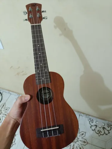 Ukulele semi novo (valor a negociar)