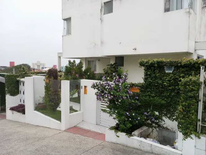 Praia comprida, um Dorm. Seguro, privacidade, amplo.