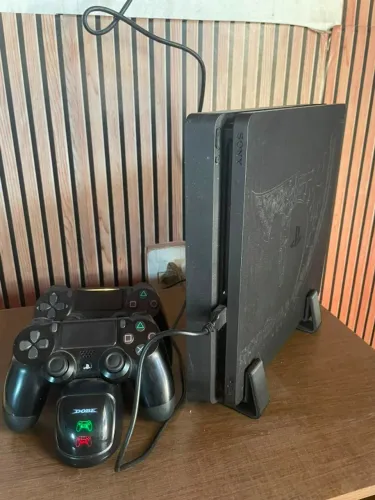 PlayStation 4 Slim 1TB + 2 Controles + Acessórios ? Excelente Estado