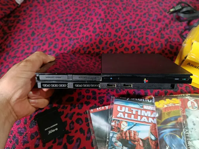 PS2 desbloqueado leitor funcionando perfeitamente 2 controles mas jogos