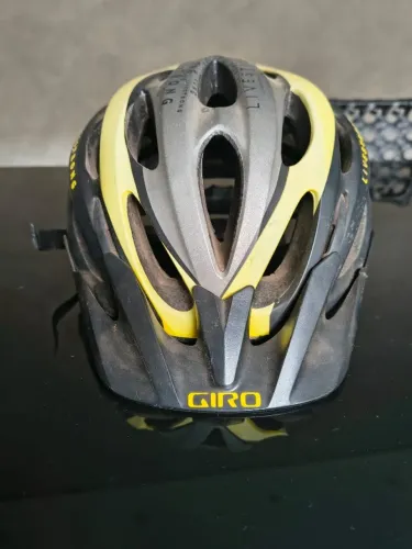 Capacete de Ciclismo Giro Indicator - Edição Livestrong (Preto/Amarelo)