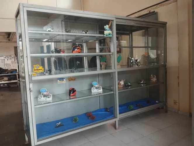 Vitrine em chapa, vidro, espelho