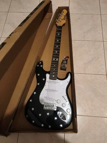 guitarra semi nova com afinador e palhetas