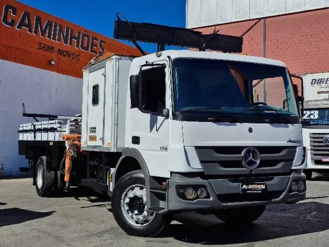 MB Atego 1719 4x2 com Munck Argos 12t carroceria de madeira cabine suplementar e banheiro