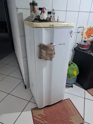 Vendo geladeira Electrolux 240 L !! Motivo comprei outra !!!