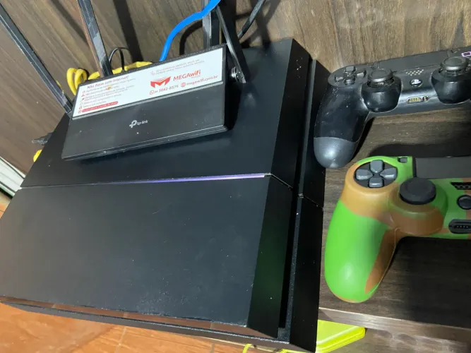 PlayStation 4 + dois jogos + dois controles