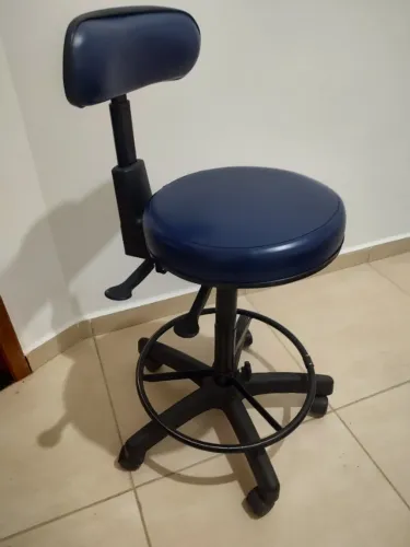 Mocho Cadeira giratória com rodinha regula altura