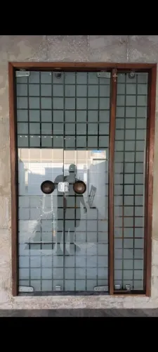 Vendo uma porta e janela de vidro 