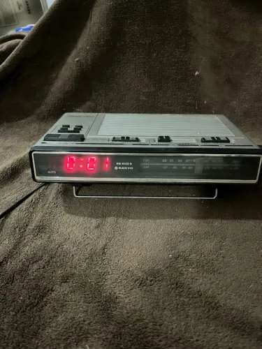 Rádio / despertador / relógio antigo antiquário