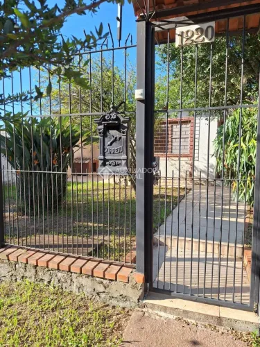 Terreno plano e amplo com duas casas de alvenaria e pátio com arvores frutíferas! Aceita f