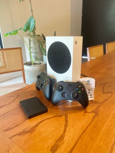 Xbox séries s com dois controles novos,carregador com quatro pilhas e HD de 1 tb
