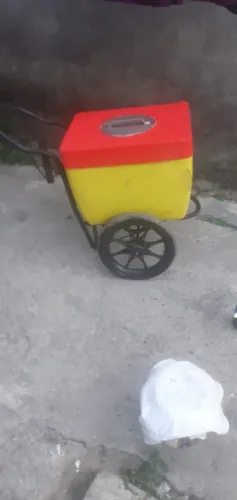 Carrinho de sorvete com as placas