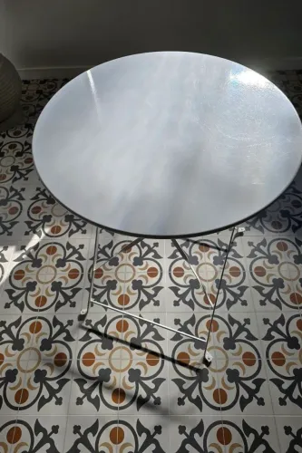 Mesa branca de metal 70x60x60cm
