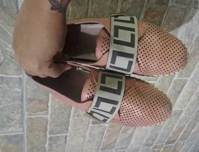 Slip on em couro luz da lua