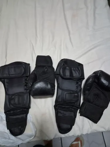 Kit Boxe / Muay Thai: Luvas 14oz + Caneleiras (Preto)