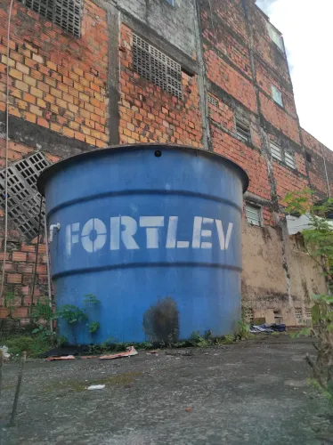 Caixa D'água Fortlev 5.000L , sem vazamento, motivo de venda: desocupação de espeço. 