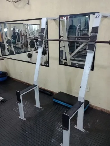 supino regulável e gaiola de agachamento