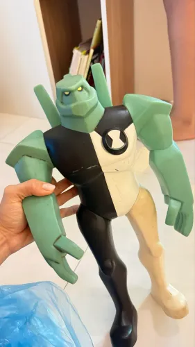 Boneco Ben 10