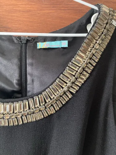 Vestido preto com pedrarias perfeito para impactar e fechar contratos de ticket alto!