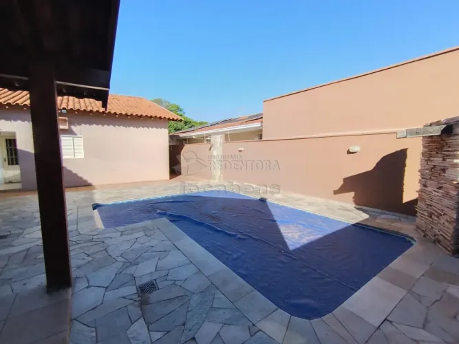 Casa no bairro Jardim São Marcos com 03 dormitórios e 04 vagas de garagem.