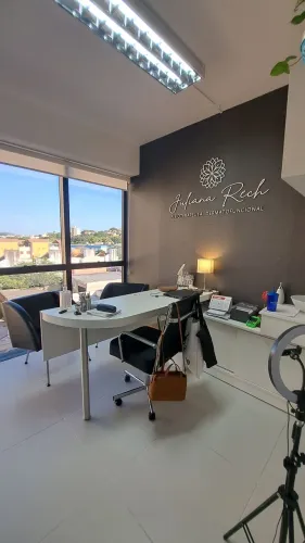 Vendo bancada MDF branca com pé de metal