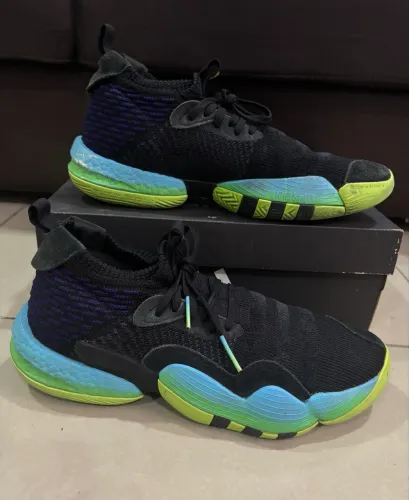 Tênis Adidas Trae Young 2.0 tamanho 42,5
