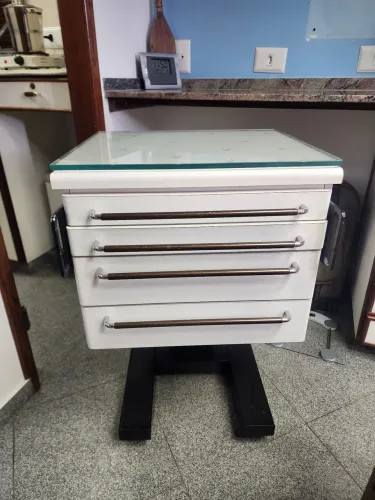 Mesa auxiliar para dentista