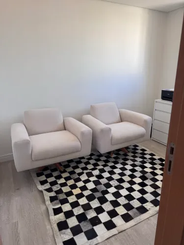 Poltronas de bouclé novas com pés giratórios