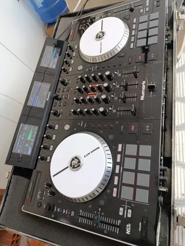Controladora Numark NS7 + Prato Color + Display + Case!!!
