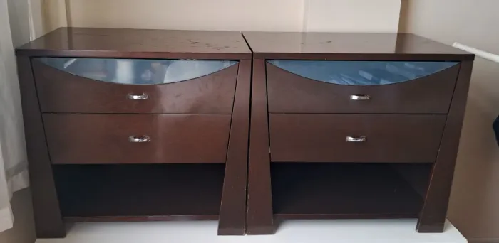Par de mesa de cabeceira com gavetas em madeira MDF com detalhes em vidro