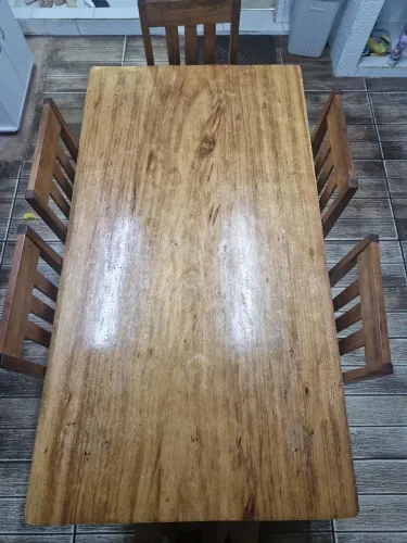 Mesa de madeira 6 lugares ótimo estado de conservação 08 meses de uso.