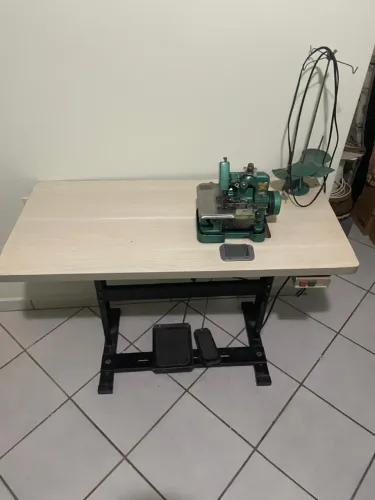 Máquina overloque