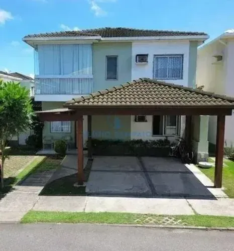 Espetacular casa de 4 q/ste em condomínio fechado - Oportunidade