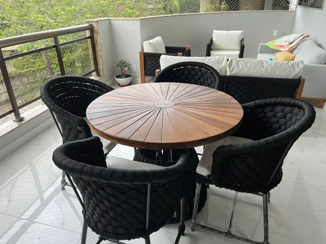 MESA COM TAMPO DE MADEIRA COM 4 CADEIRAS DE LUXO