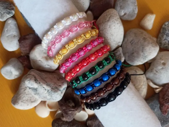 Pulseiras de macramé com miçangas - diversas cores