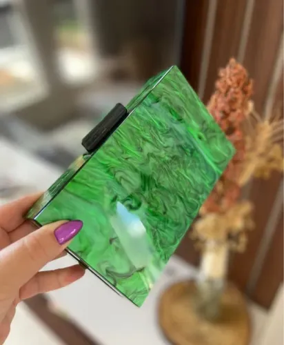 Bolsa de mão verde em formato de caixa