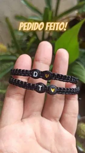 Kit pulseiras de casal iniciais dos nomes e coração
