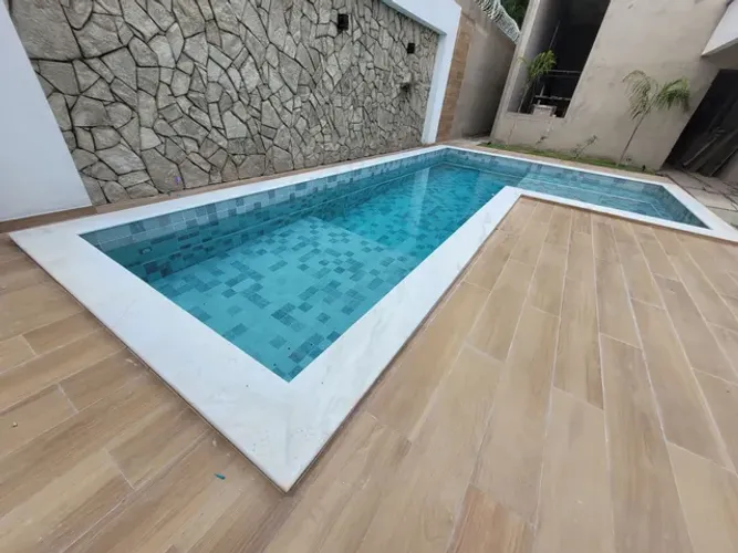 Bordas de Piscina no Mármore Branco.