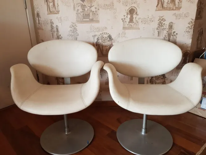 Duas Poltronas giratórias tipo Tulipa em courino branco