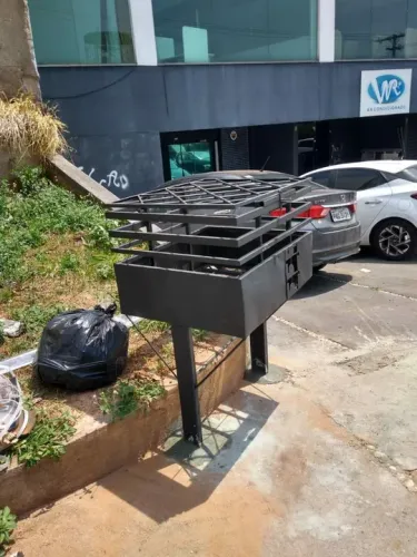 Lixeira de metal para área externa nicho artístico 